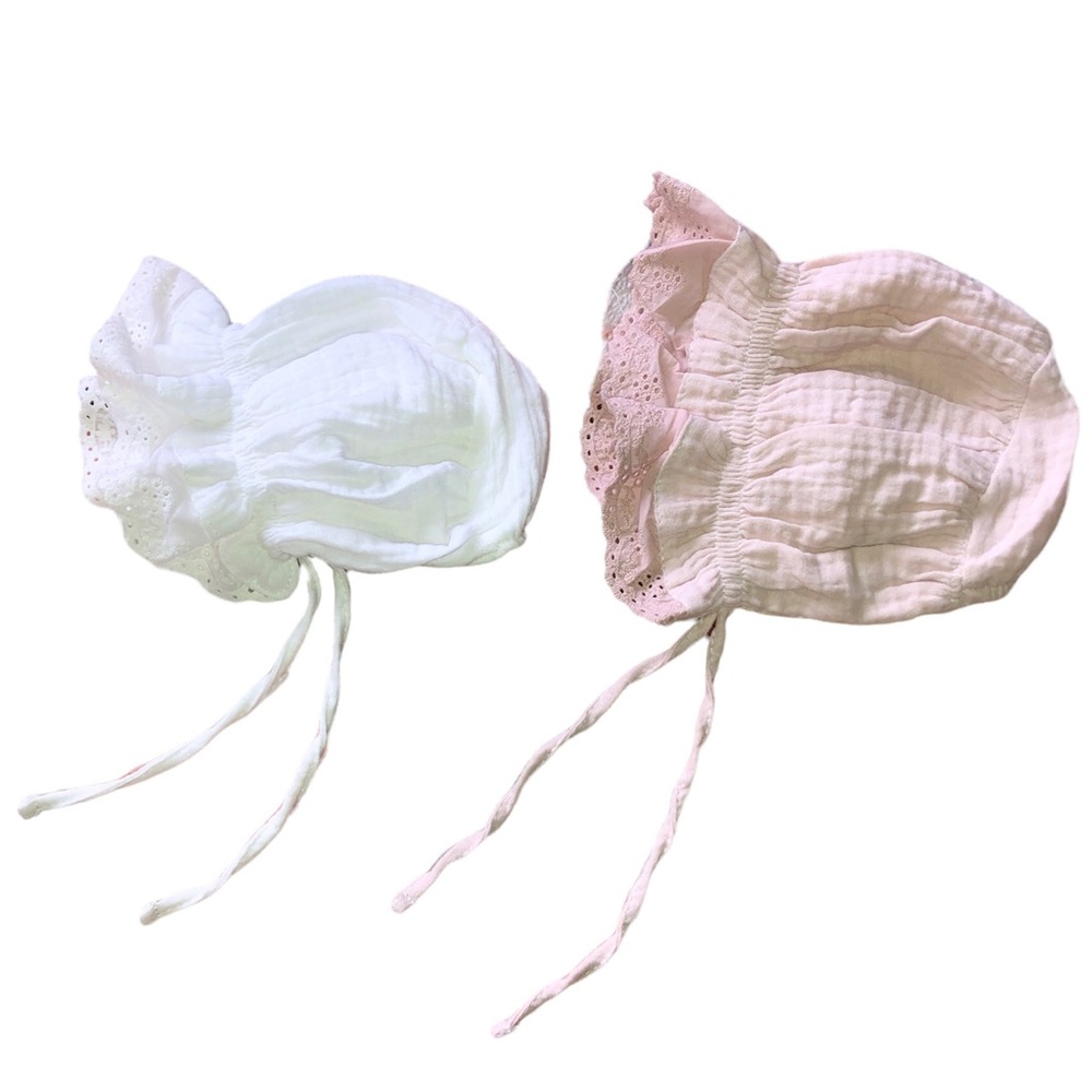 Eyelet trim bonnet’s